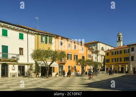 Vista su Piazza Vittorio Emanuele nel centro storico sulla riva del Lago di Garda con gente in una giornata di sole, Lazise, Verona, Veneto, Italia Foto Stock