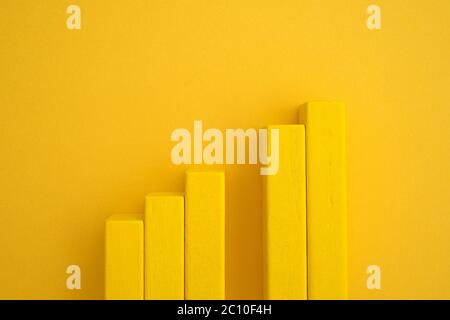 un blocco giallo di scale domino con una vuota al centro. Foto Stock