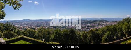 Panorama della bellissima città di Braga, durante una giornata di sole Foto Stock