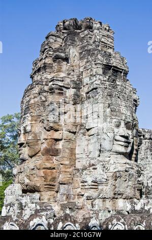 Facce serene scolpite sull'antico tempio Khmer di Bayon, Angkor Thom, Siem Reap, Cambogia. Foto Stock