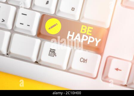 Scrittura concettuale a mano che mostra essere felice. Concetto che significa essere mostrare piacere e soddisfazione su una cosa o evento particolare Foto Stock