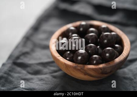 drage cioccolato con nocciole in ciotola di ulivo fuoco basso Foto Stock