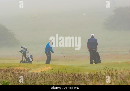 Gullane, East Lothian, Scozia, Regno Unito, 13 giugno 2020. UK Weather: Diehard golfers on Gullane golf campo giocare sopra nonostante la nebbia pesante spessa e gocciolamento che significa che vedere le palle o la bandiera/pin di golf è difficile Foto Stock