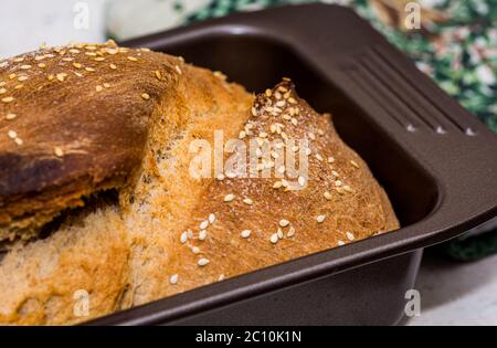 Appena fuori dal forno pane fatto in casa con una deliziosa crosta e semi di sesamo Foto Stock