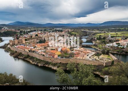 Veduta aerea di Buitrago del Lozoya, un villaggio storico ben conservato vicino Madrid, circondato dal fiume Lozoya, con la catena montuosa Guadarrama Foto Stock