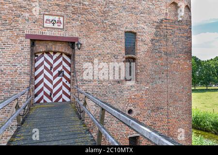 Doornenburg, Paesi Bassi - 31 maggio 2020: Ponte per il castello di Doornenburg. Uno dei castelli più grandi e meglio conservati dei Paesi Bassi. Foto Stock