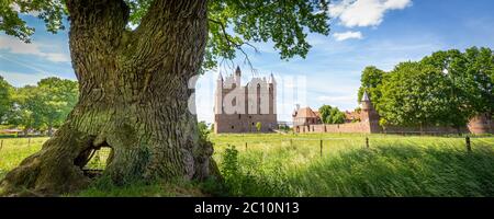 Doornenburg, Paesi Bassi - 31 maggio 2020: Porta principale castello Doornenburg. Uno dei castelli più grandi e meglio conservati dei Paesi Bassi. Foto Stock