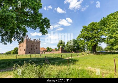 Doornenburg, Paesi Bassi - 31 maggio 2020: Castello di Doornenburg paesaggio. Uno dei castelli più grandi e meglio conservati dei Paesi Bassi. Foto Stock