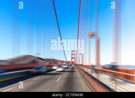 Il traffico su gold gate bridge con sunbeam Foto Stock