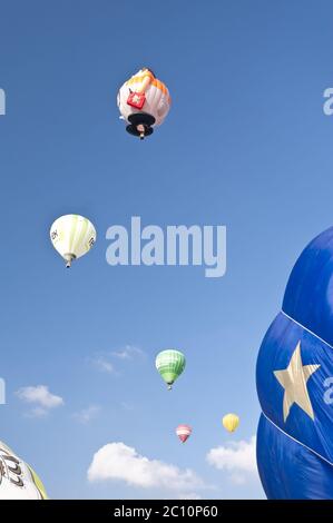 KIEL, GERMANIA - GIUGNO 22, 2016: Volo di volo in mongolfiera sulla 10. International Balloon Sail a Kiel, Germania. Foto Stock