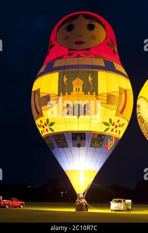 KIEL, GERMANIA - JUNI 22, 2016: Palloncini ad aria calda incandescenti nella notte incandescente il 10. International Balloon Sail a Kiel, Germania Foto Stock