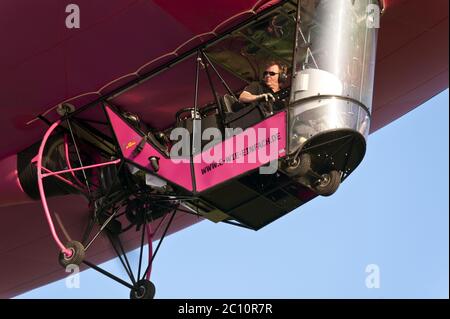 KIEL, GERMANIA - GIUGNO 22, 2016: Volo di volo in mongolfiera sulla 10. International Balloon Sail a Kiel, Germania. Foto Stock