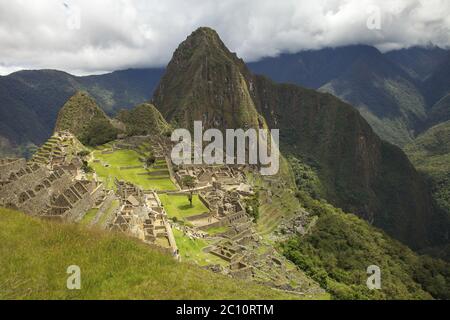 Persone in visita Lost Incan City di Machu Picchu vicino Cusco in Perù Foto Stock