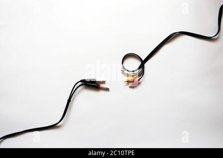 Foto su uno sfondo bianco isolato che mostra due cavi per la registrazione del suono. Jack per cavo da 6.3 mm e jack RCA. È possibile utilizzare questa foto come sfondo per progetti relativi alla registrazione audio, al collegamento audio o a un negozio con cavi e cavi. Foto di alta qualità Foto Stock