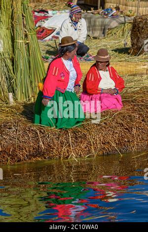 Famiglia vivere alle isole galleggianti di Uros al lago Titicaca in Perù e Bolivia Foto Stock