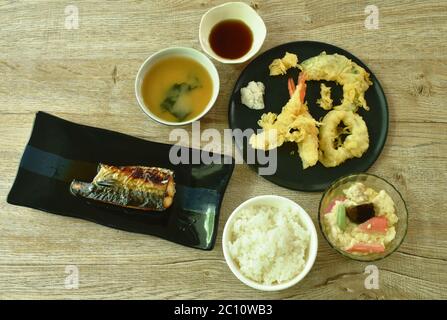 Riso semplice mangiare coppia pesce Saba alla griglia e tempura con zuppa di miso cibo giapponese set sul tavolo Foto Stock