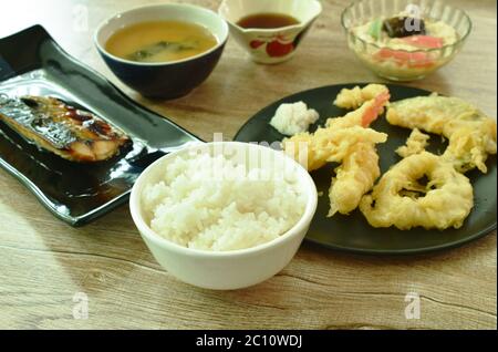 Riso semplice mangiare coppia pesce Saba alla griglia e tempura con zuppa di miso cibo giapponese set sul tavolo Foto Stock