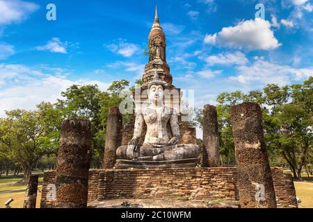 Tempio di Traphang Ngoen nel parco storico di Sukhothai, Thailandia in una giornata estiva Foto Stock