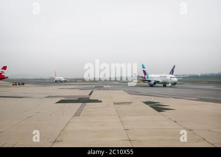 Due aerei di Eurowings e Pegasus Airlines in taxi sulla pista all'aeroporto internazionale di Vienna Schwechat. Foto Stock