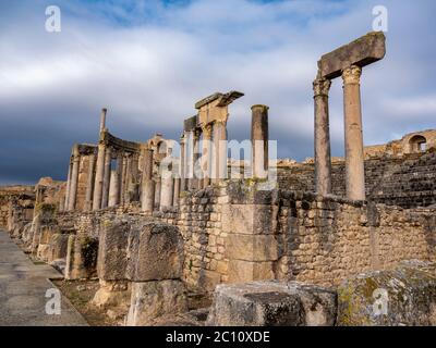 L'antico sito archeologico romano di Dougga (Thugga), Tunisia, con le sue colonne spettacolari all'ingresso dell'anfiteatro ben conservato Foto Stock