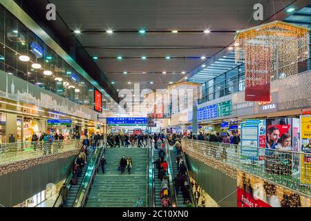 Stazione centrale di Vienna (Vienna Hauptbahnhof). Vista interna del salone principale decorata con luci di Natale e molte persone salgono scale e scale mobili Foto Stock