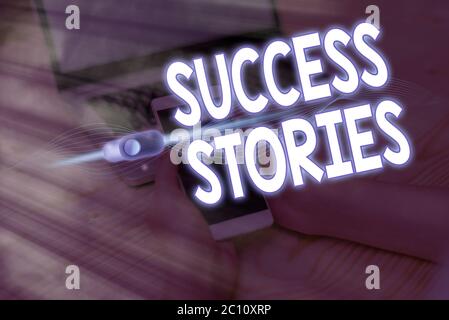 Cartello con scritto Storie di successo. Foto di business che mostra una cronaca che mostra un grande successo ottenuto da un individuo Foto Stock