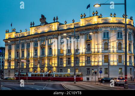 Illuminazione notturna facciata della Casa dell'industria (Haus der Industrie). Uno degli esempi più notevoli dello stile architettonico tardo Historicismo. Foto Stock