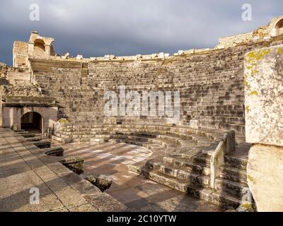 L'antico sito archeologico romano di Dougga (Thugga), Tunisia con uno degli anfiteatri meglio conservati in Nord Africa Foto Stock