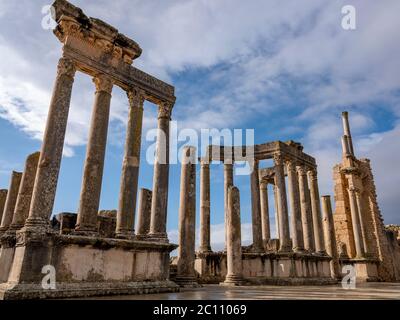 L'antico sito archeologico romano di Dougga (Thugga), Tunisia, con le sue colonne spettacolari all'ingresso dell'anfiteatro ben conservato Foto Stock