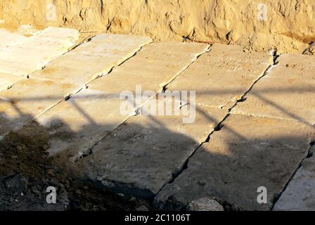 Le lastre di cemento come una strada base durante la costruzione giunzioni in Mosca. Foto Stock