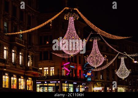Le luci natalizie più emblematiche di Vienna sono i grandi lampadari che si affacciano su Graben Street. Foto Stock