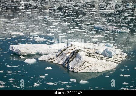 Grosso Iceberg nel vicino ghiacciaio Hubbard in Alaska Foto Stock