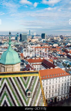 Vista gigantesca su Vienna dalla torre sud della cattedrale di Santo Stefano, panorama cittadino panoramico, tetto della cattedrale di Santo Stefano. Foto Stock