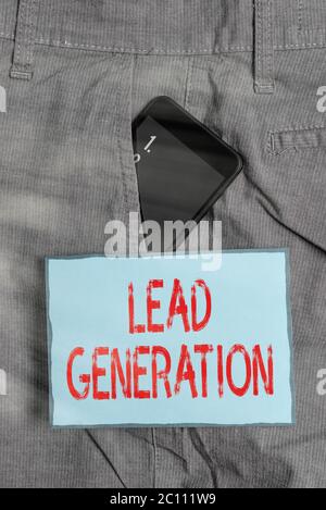 Scrittura a mano del testo generazione di lead. Foto concettuale che coltiva il potenziale client connesso al dispositivo smartphone aziendale all'interno di un formale Foto Stock