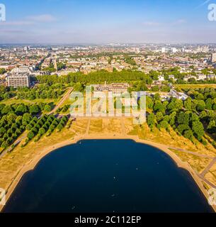 Vista aerea del palazzo di Kensington e del laghetto rotondo in Hyde Park, Londra Foto Stock