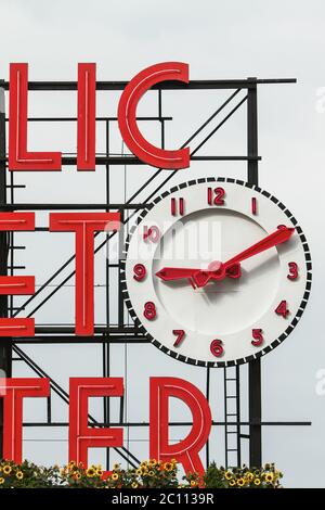 Segno e orologio del famoso Pike Place Market a Seattle, Stati Uniti Foto Stock