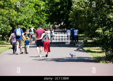 Greenwich, Londra, 13 giugno 2020, persone che godono del sole e del caldo tempo a Greenwich Park, Londra. Il parco è chiuso a veicoli, ma ci sono stati molti pedoni e ciclisti ancora prendendo il loro esercizio quotidiano.le previsioni meteo per oggi è 23C Sunny con una brezza moderata.Credit: Keith Larby / Alamy Live News Foto Stock