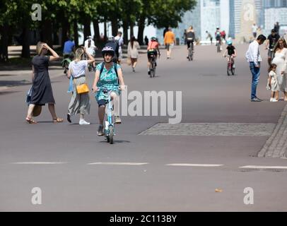 Greenwich, Londra, 13 giugno 2020, persone che godono del sole e del caldo tempo a Greenwich Park, Londra. Il parco è chiuso a veicoli, ma ci sono stati molti pedoni e ciclisti ancora prendendo il loro esercizio quotidiano.le previsioni meteo per oggi è 23C Sunny con una brezza moderata.Credit: Keith Larby / Alamy Live News Foto Stock