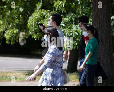 Greenwich, Londra, 13 giugno 2020, UNA famiglia tutti i capi di abbigliamento mentre godendo il sole e il caldo tempo a Greenwich Park, Londra. Il parco è chiuso a veicoli, ma ci sono stati molti pedoni e ciclisti ancora prendendo il loro esercizio quotidiano.le previsioni meteo per oggi è 23C Sunny con una brezza moderata.Credit: Keith Larby / Alamy Live News Foto Stock