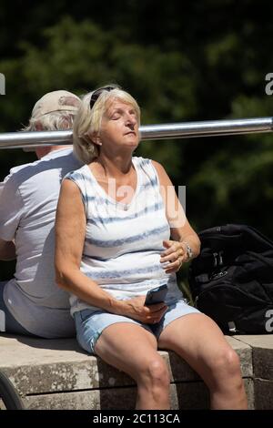 Greenwich, Londra, 13 giugno 2020, persone che godono del sole e del caldo tempo a Greenwich Park, Londra. Il parco è chiuso a veicoli, ma ci sono stati molti pedoni e ciclisti ancora prendendo il loro esercizio quotidiano.le previsioni meteo per oggi è 23C Sunny con una brezza moderata.Credit: Keith Larby / Alamy Live News Foto Stock