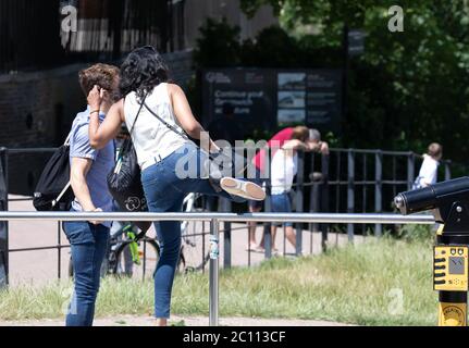 Greenwich, Londra, 13 giugno 2020, persone che godono del sole e del caldo tempo a Greenwich Park, Londra. Il parco è chiuso a veicoli, ma ci sono stati molti pedoni e ciclisti ancora prendendo il loro esercizio quotidiano.le previsioni meteo per oggi è 23C Sunny con una brezza moderata.Credit: Keith Larby / Alamy Live News Foto Stock