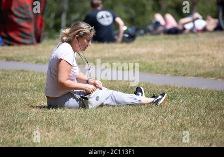 Greenwich, Londra, 13 giugno 2020, persone che godono del sole e del caldo tempo a Greenwich Park, Londra. Il parco è chiuso a veicoli, ma ci sono stati molti pedoni e ciclisti ancora prendendo il loro esercizio quotidiano.le previsioni meteo per oggi è 23C Sunny con una brezza moderata.Credit: Keith Larby / Alamy Live News Foto Stock