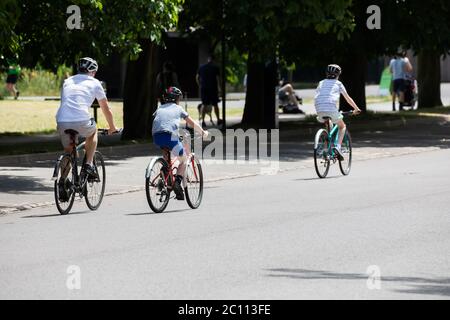 Greenwich, Londra, 13 giugno 2020, persone che godono del sole e del caldo tempo a Greenwich Park, Londra. Il parco è chiuso a veicoli, ma ci sono stati molti pedoni e ciclisti ancora prendendo il loro esercizio quotidiano.le previsioni meteo per oggi è 23C Sunny con una brezza moderata.Credit: Keith Larby / Alamy Live News Foto Stock