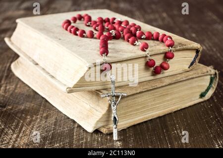 Il rosario e i libri antichi Foto Stock