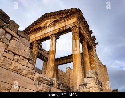 Il Tempio di Giove o il Campidoglio, l'edificio principale dell'antico sito archeologico romano di Dougga (Thugga), Tunisia Foto Stock