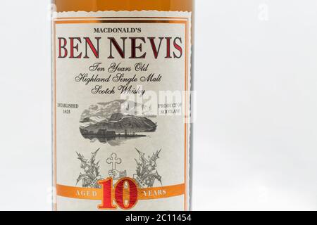 KIEV, UCRAINA - 21 SETTEMBRE 2019: Ben Nevis dieci anni Highland Single Malt Scotch Whisky bottiglia etichetta closeup su sfondo bianco. Ben Nevi Foto Stock