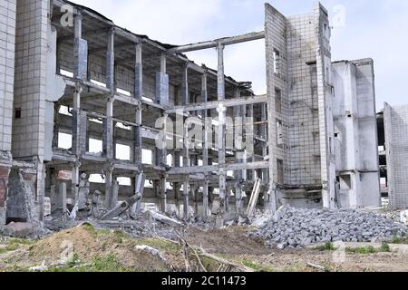 Pezzi di metallo e pietra sono fatiscenti dal demolito solai Foto Stock