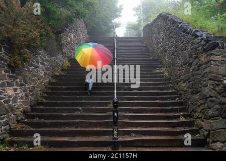 Edimburgo, Scozia, Regno Unito. 13 giugno 2020. Una fitta nebbia, o un haar come viene chiamato localmente, copre la città e oscura il famoso punto di vista turistico da Calton Hill. Normalmente il punto di vista è occupato dai turisti , tuttavia, con la nebbia e Covid-19 blocco continuare, solo pochi membri del pubblico avventurarono oggi sulla collina. Iain Masterton/Alamy Live News Foto Stock