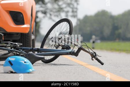 Incidente auto crash con la bicicletta su strada Foto Stock