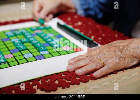 Crosswords per anziani, aiutano a migliorare la memoria e il cervello Foto Stock